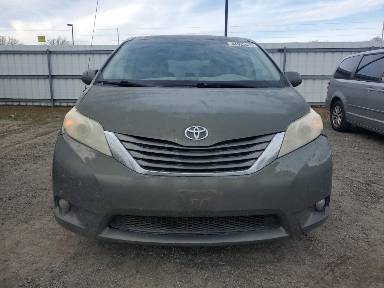 2011 Toyota Sienna - Image 5