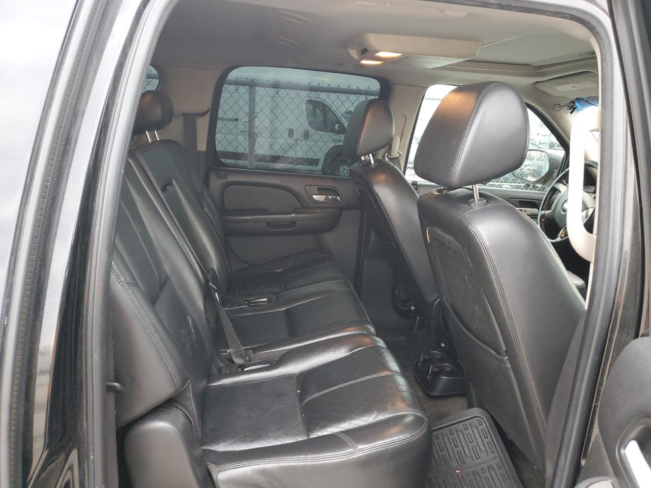 2008 Chevrolet Suburban - Image 11