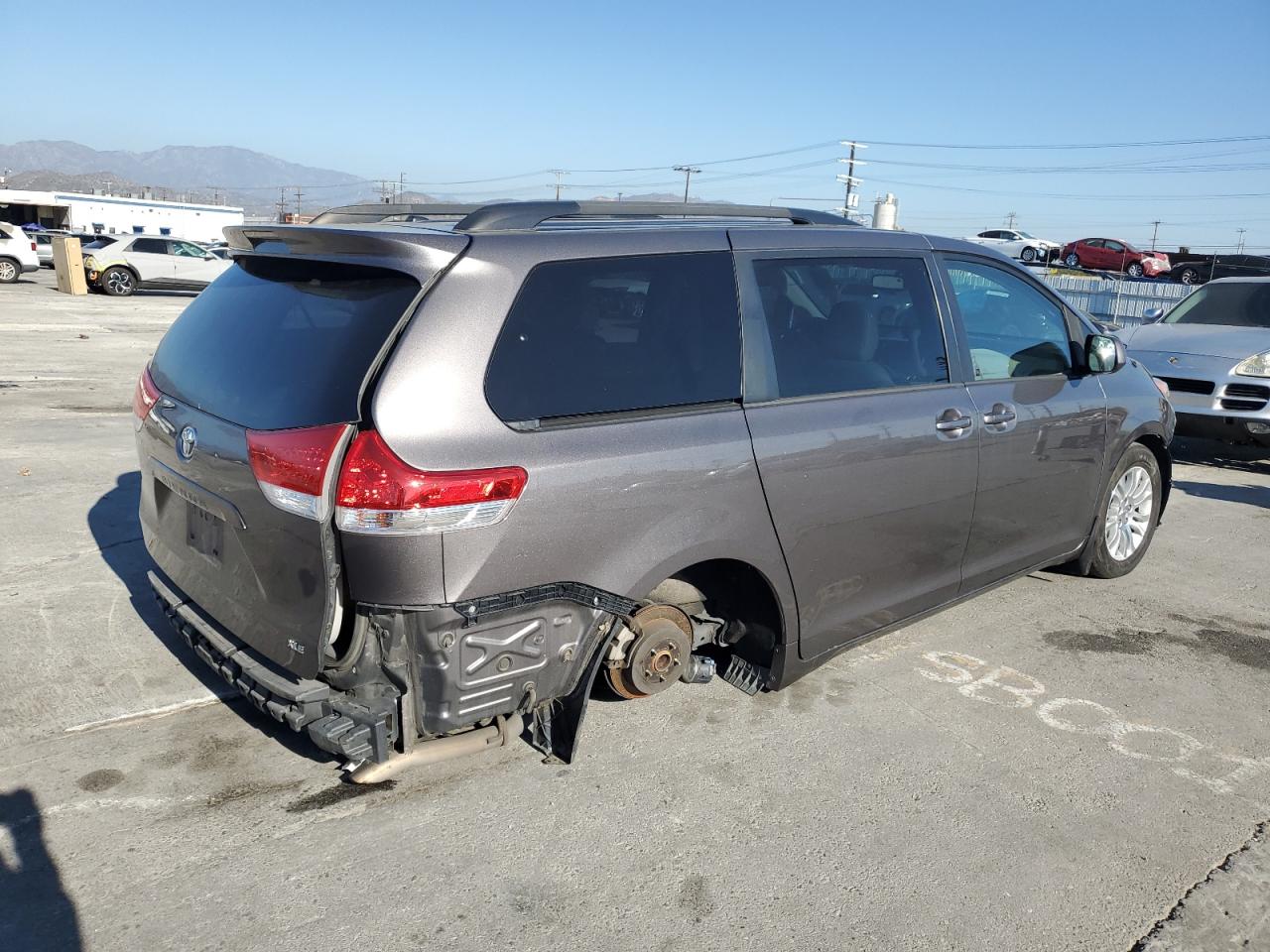 2014 Toyota Sienna - Image 3