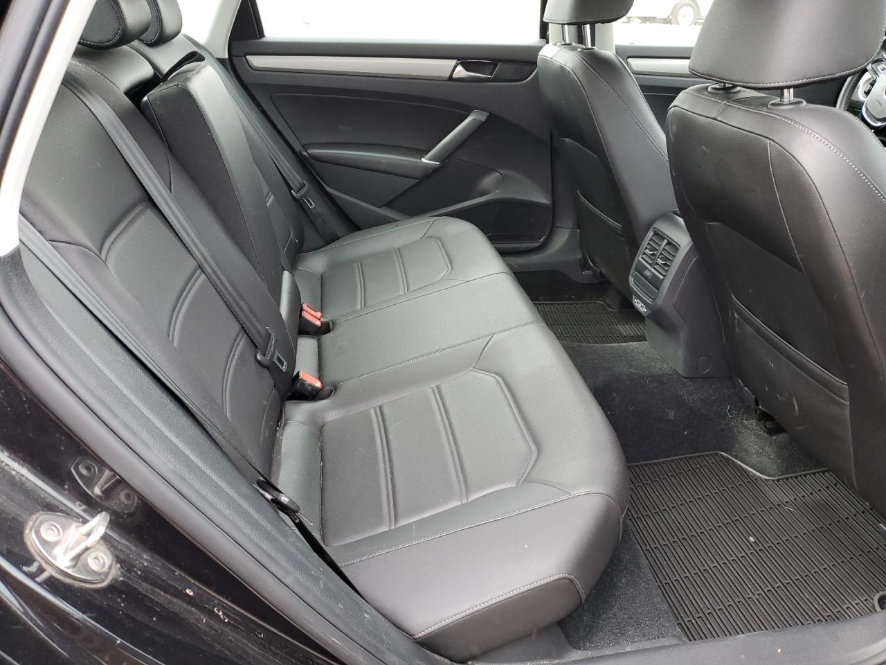 2021 Volkswagen Passat - Image 10