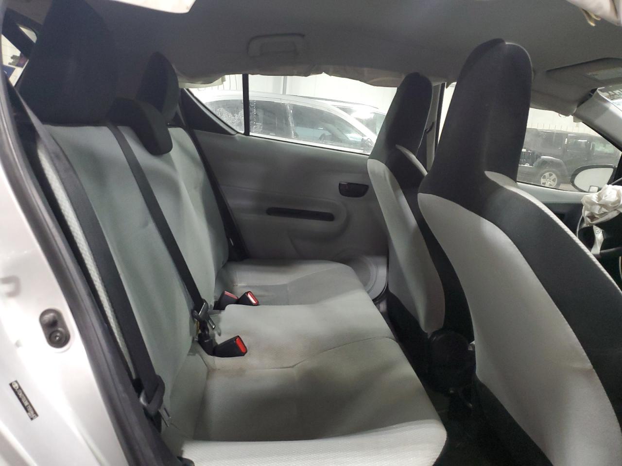 2014 Toyota Prius - Image 12