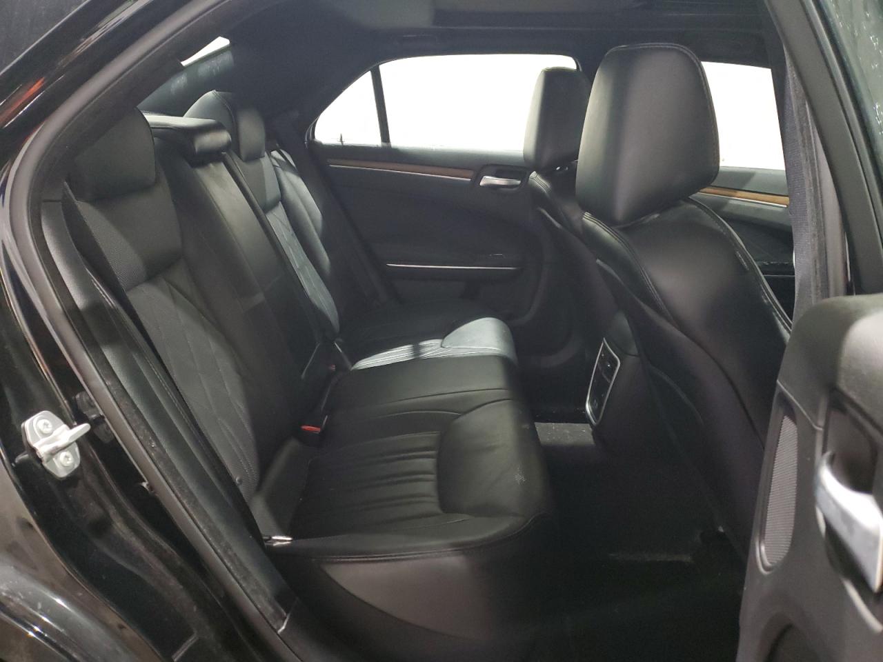 2016 Chrysler 300 - Image 11