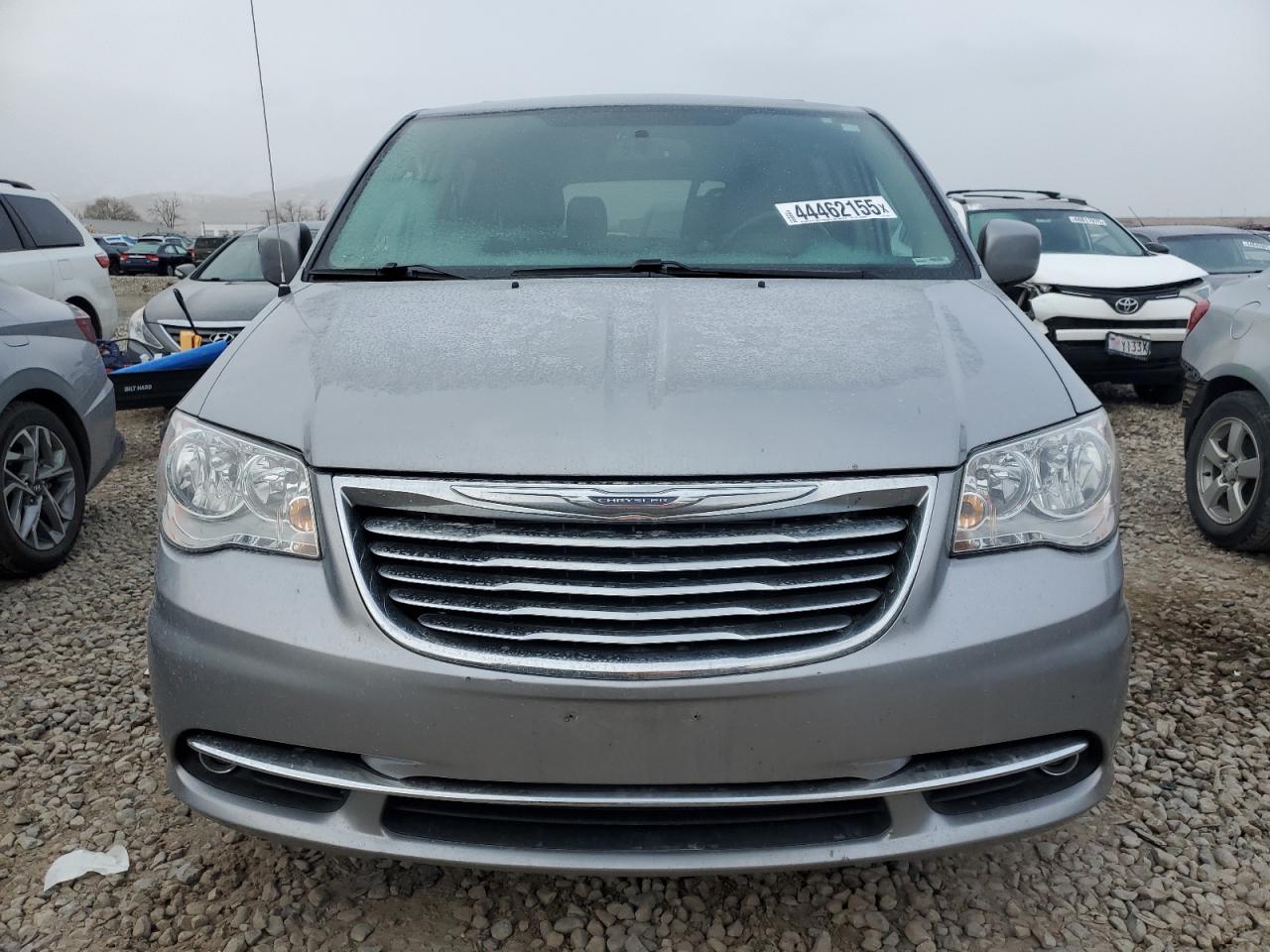 2016 Chrysler Town & Country - Image 5