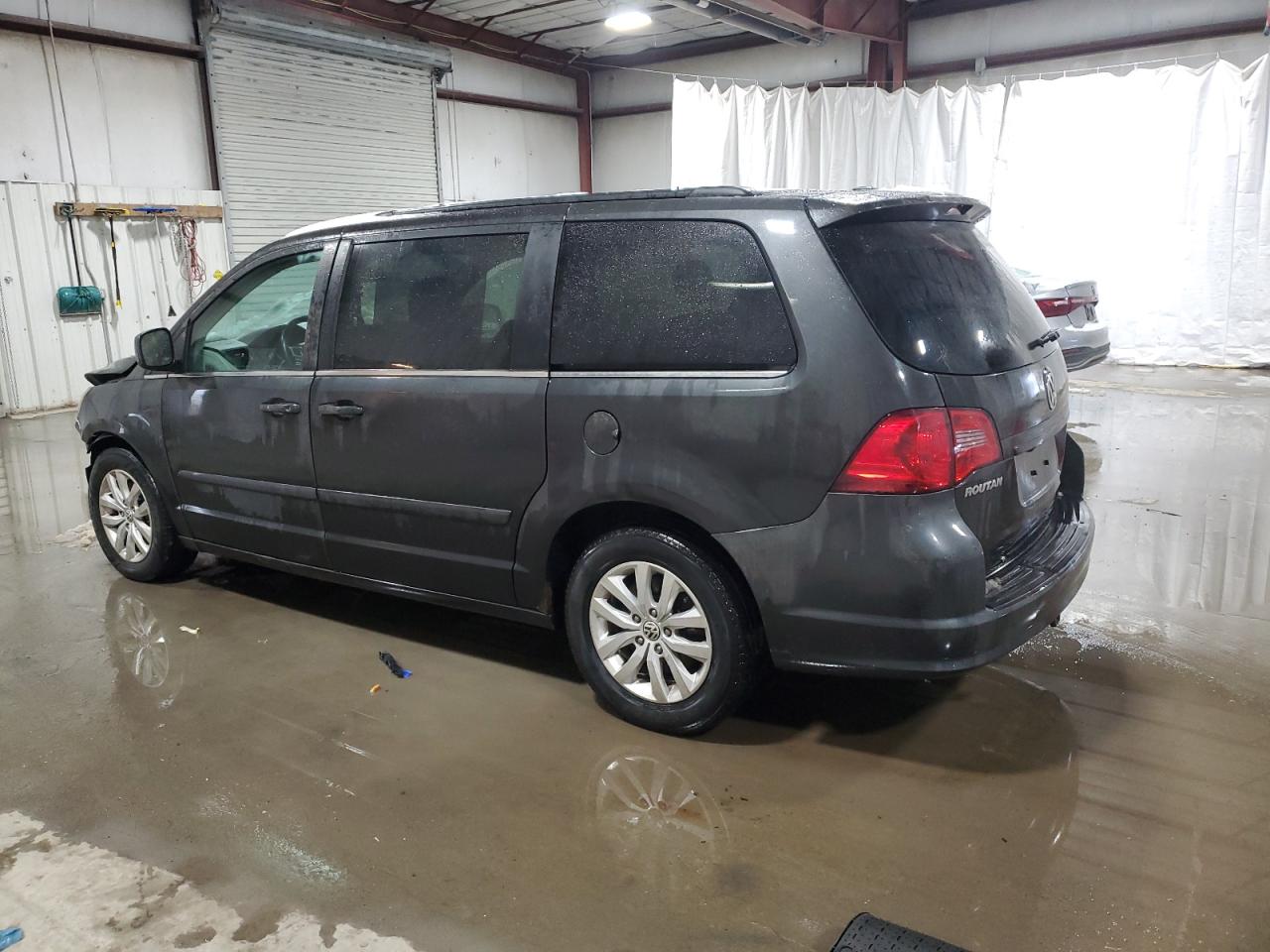 2012 Volkswagen Routan - Image 2