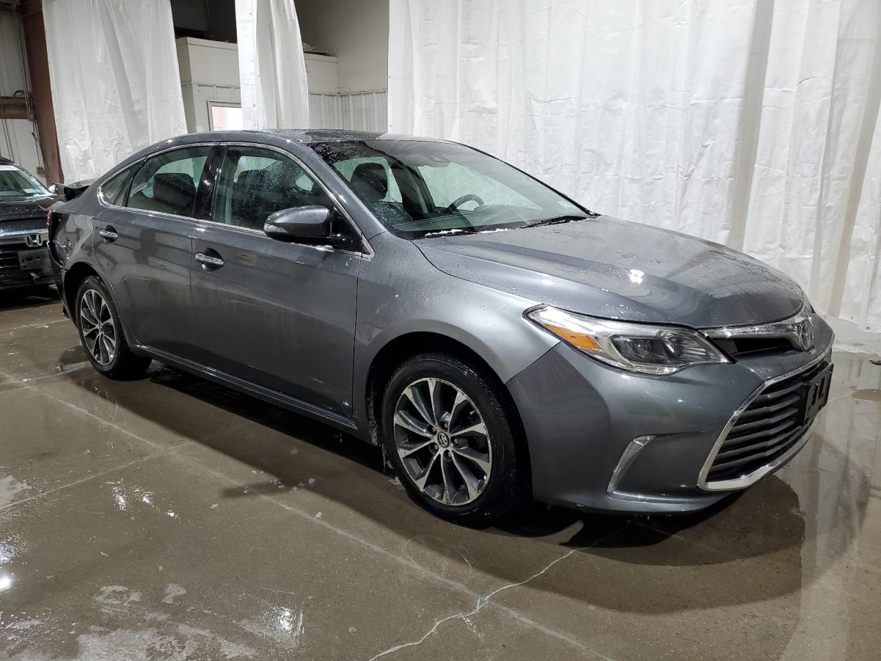 2017 Toyota Avalon - Image 4