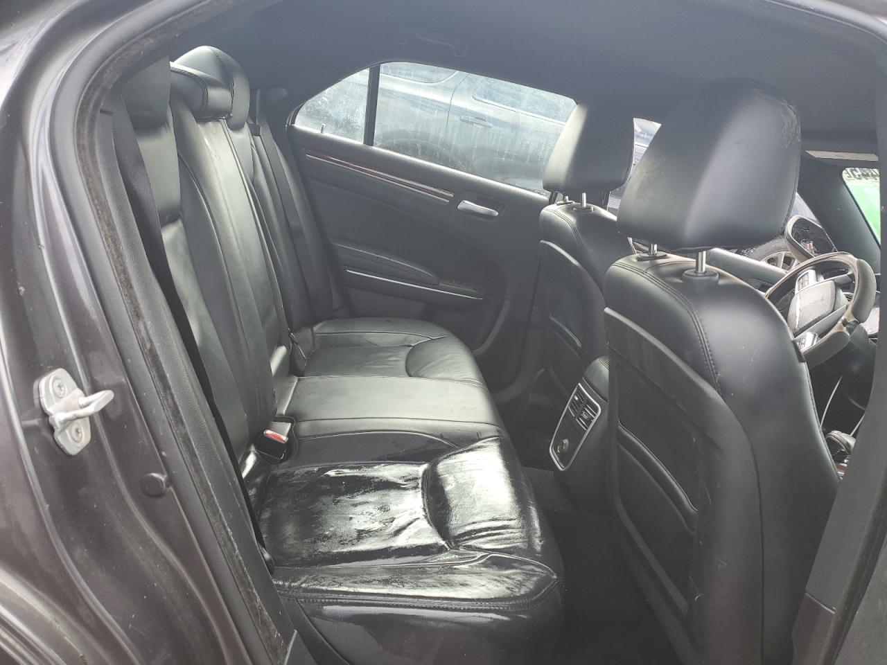 2013 Chrysler 300 - Image 10