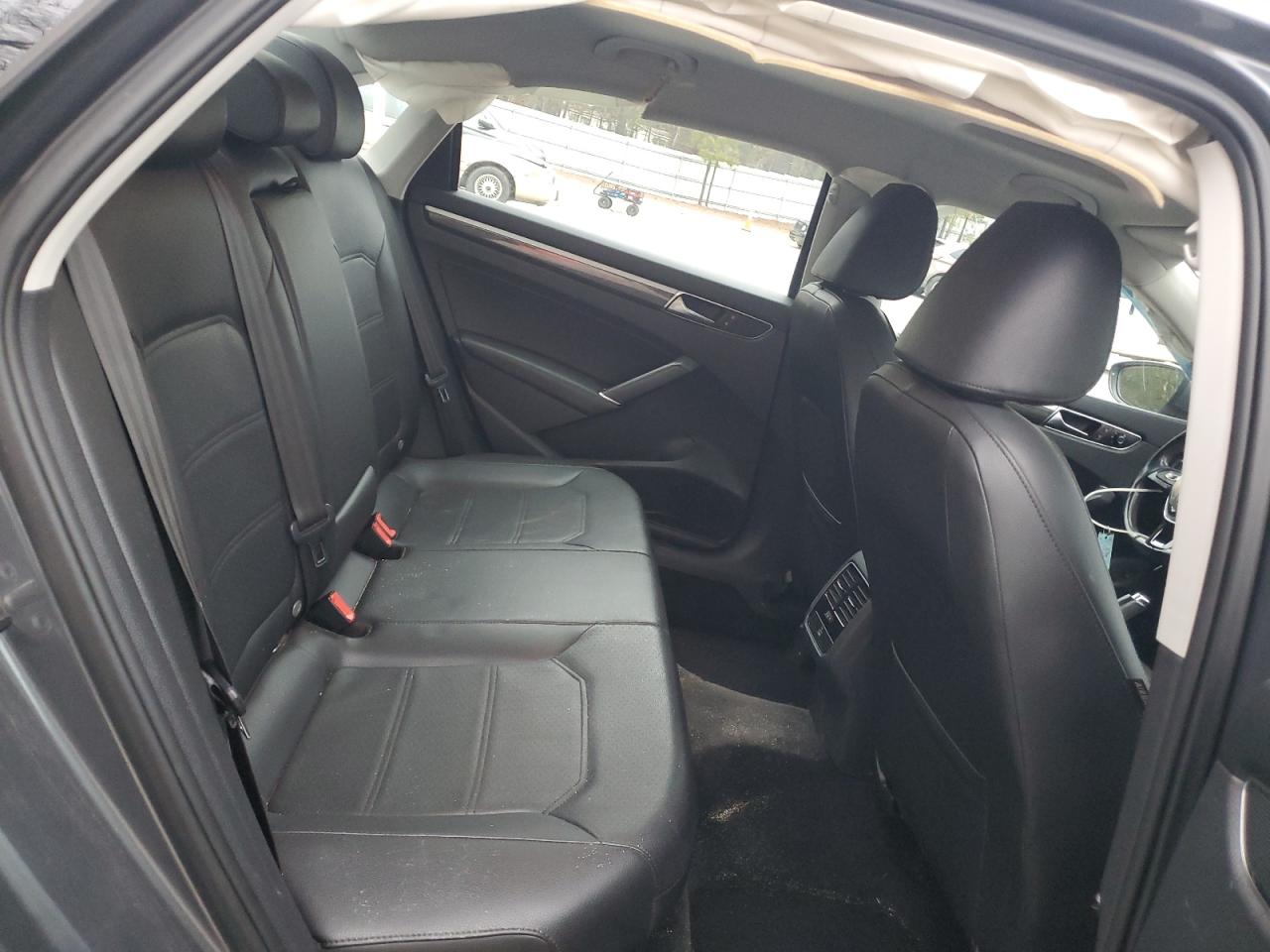 2017 Volkswagen Passat - Image 10