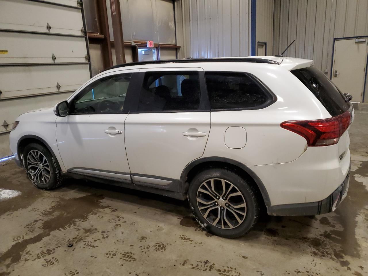 2016 Mitsubishi Outlander - Image 2