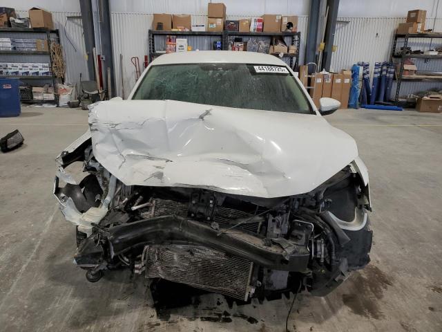 VOLKSWAGEN PASSAT 2017 Белы