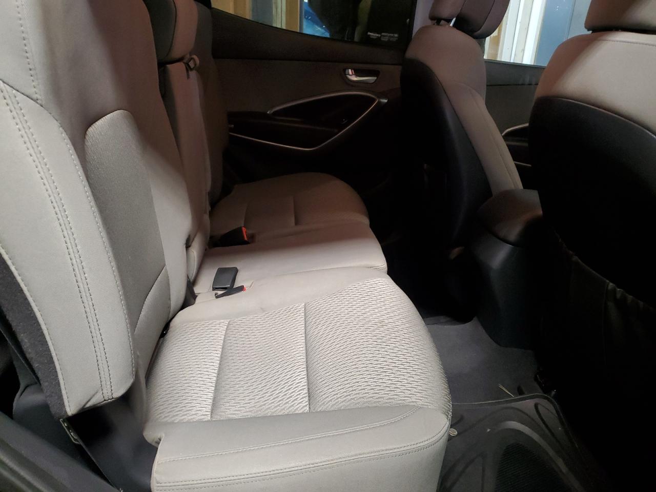 2016 Hyundai Santa Fe - Image 11