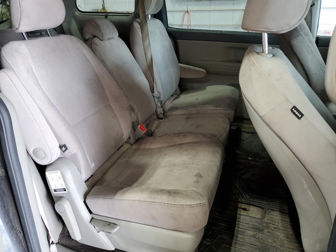 2016 Kia Sedona - Image 11