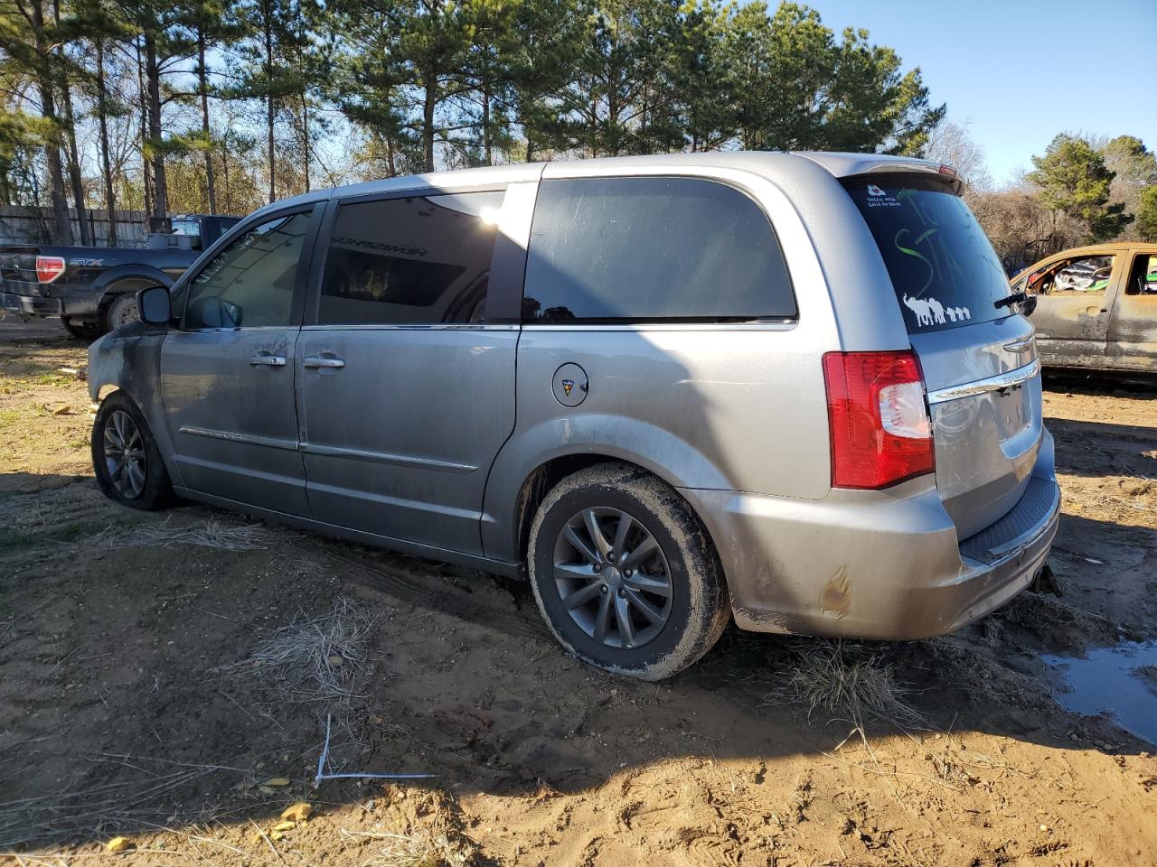 2016 Chrysler Town & Country - Image 2