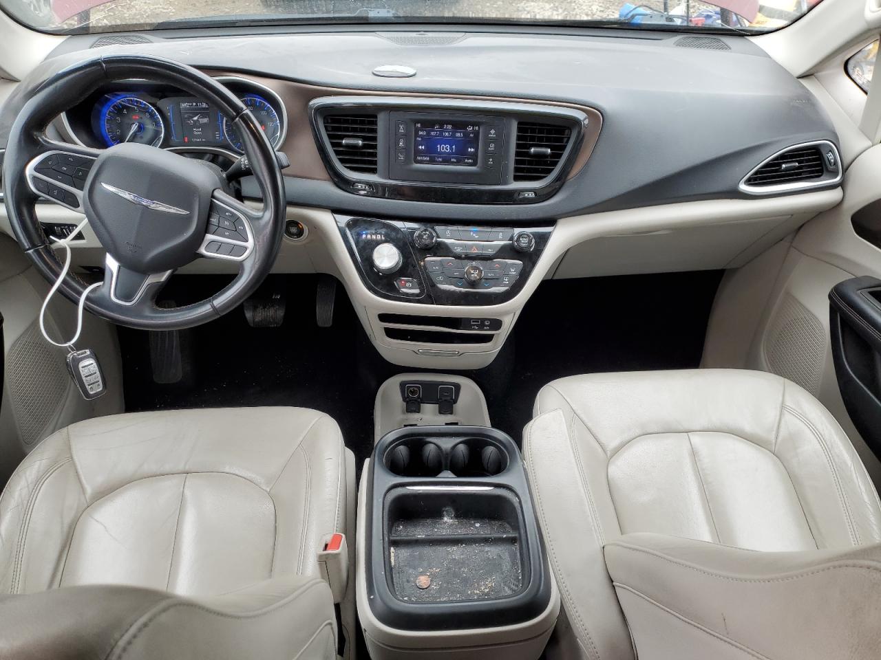 2017 Chrysler Pacifica - Image 8