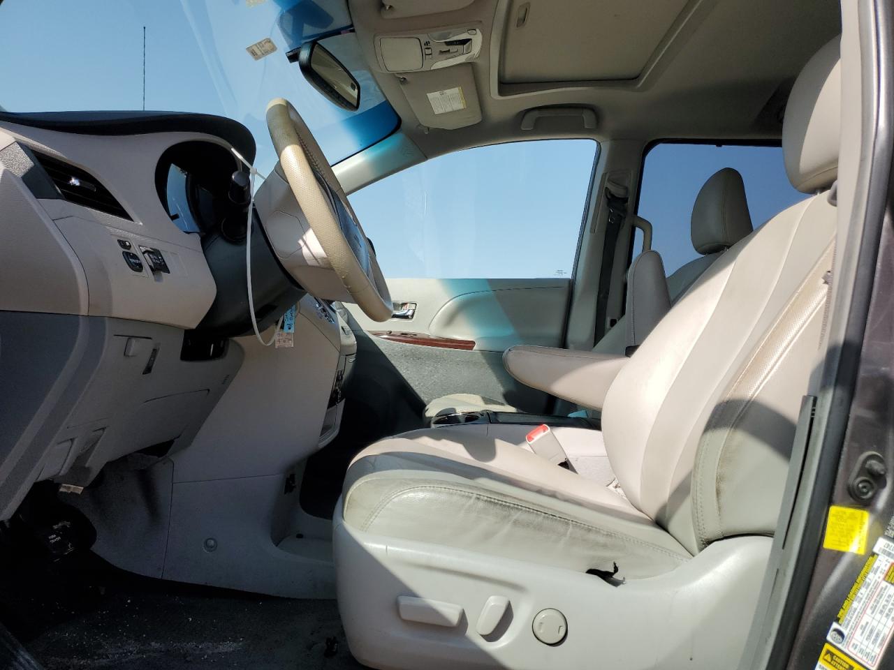 2012 Toyota Sienna - Image 7