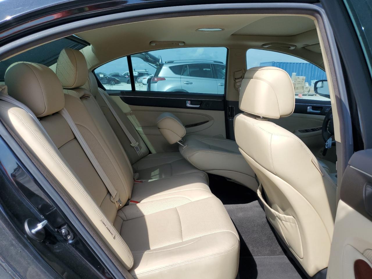 2013 Hyundai Genesis - Image 10