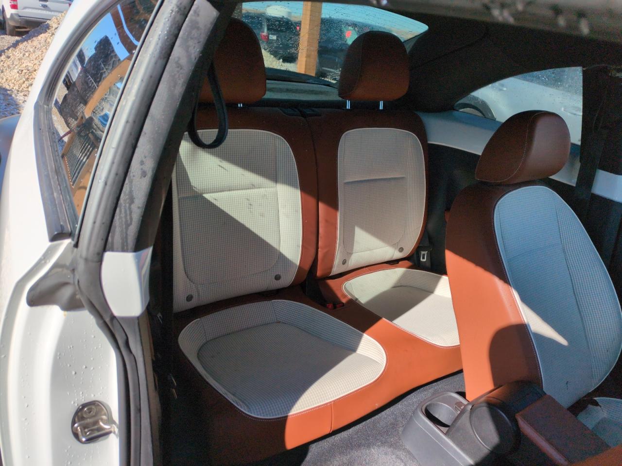 2015 Volkswagen Beetle - Image 10