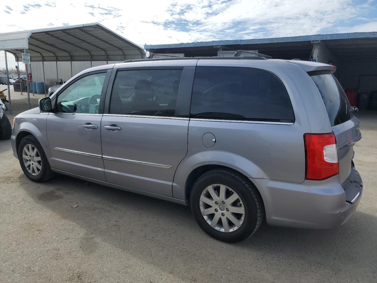 2016 Chrysler Town & Country - Image 2