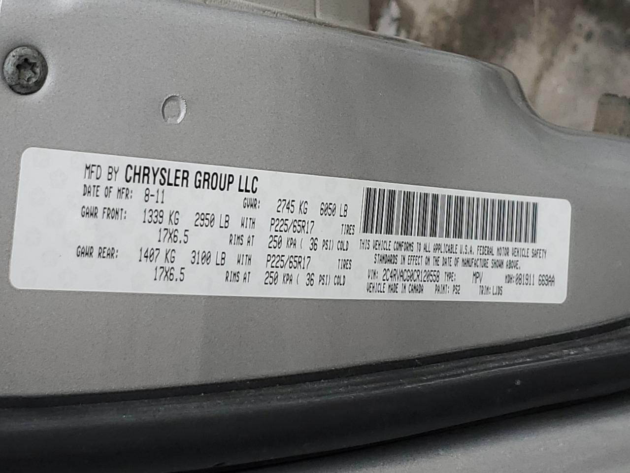 2012 Volkswagen Routan - Image 13