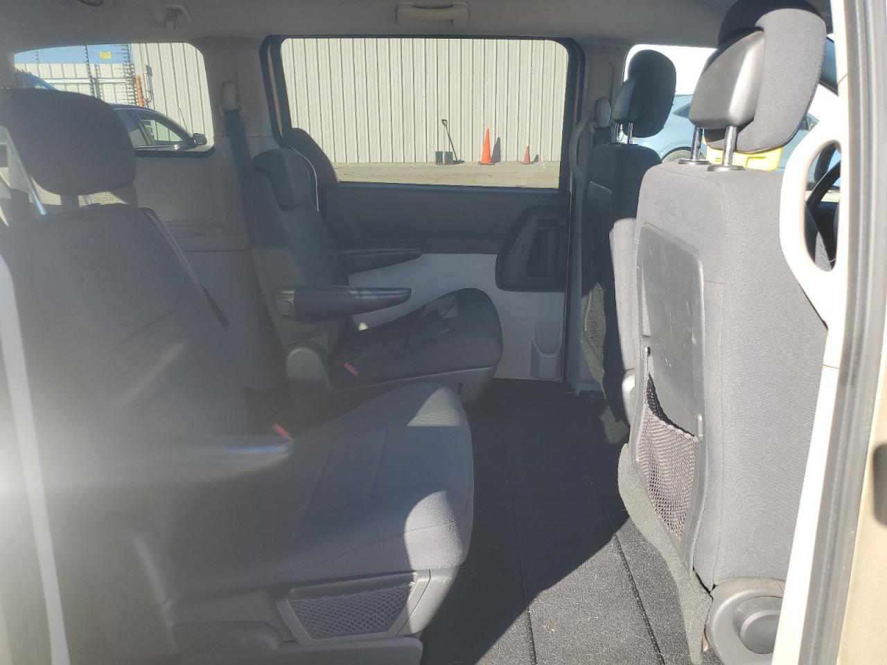 2010 Dodge Caravan - Image 11