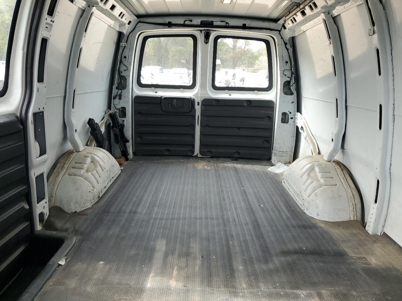 2008 Chevrolet Express - Image 10