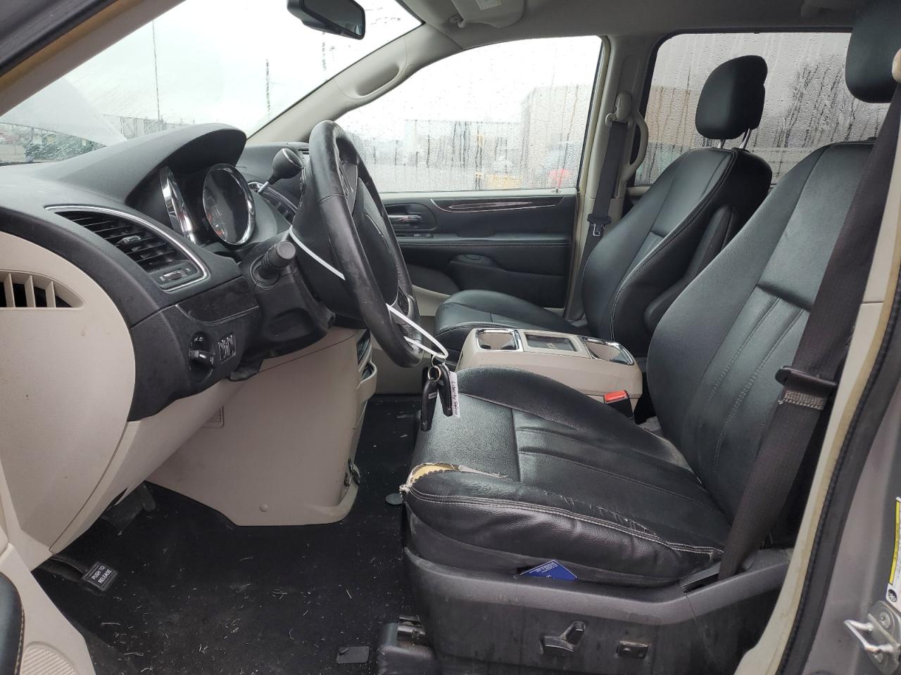 2015 Chrysler Town & Country - Image 7