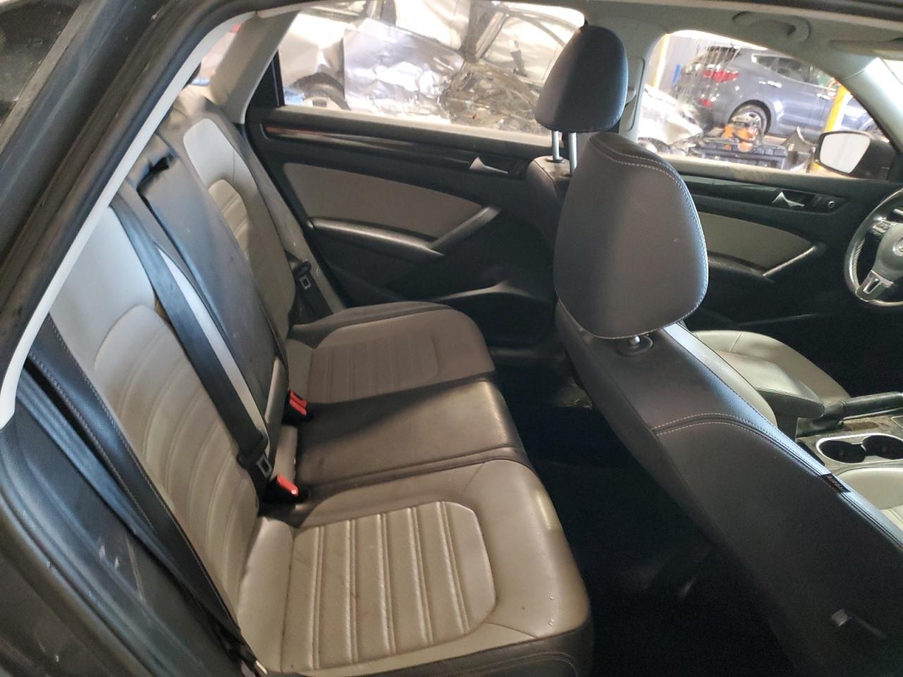 2014 Volkswagen Passat - Image 10