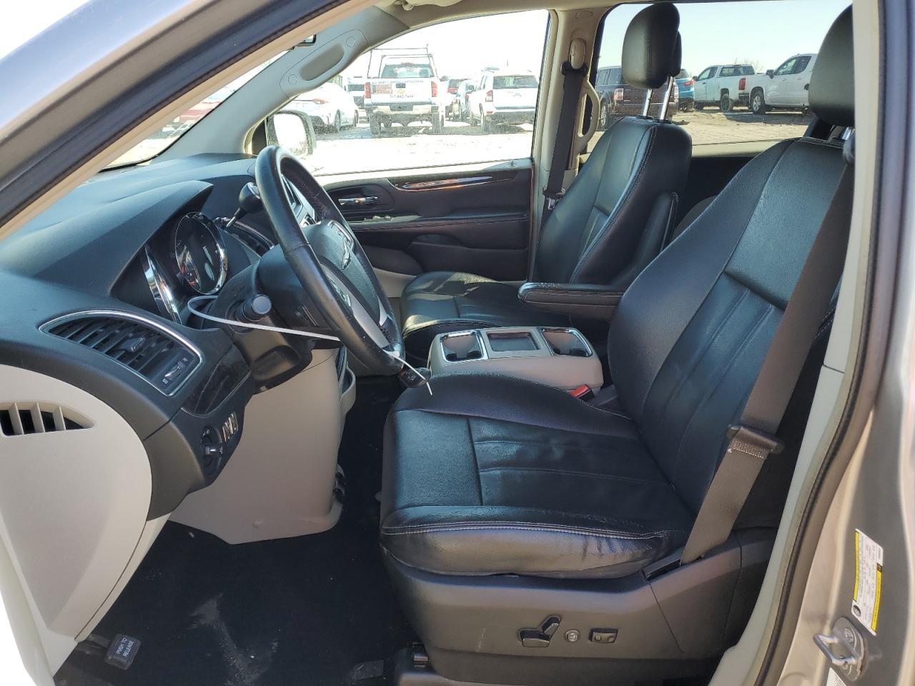 2014 Chrysler Town & Country - Image 7