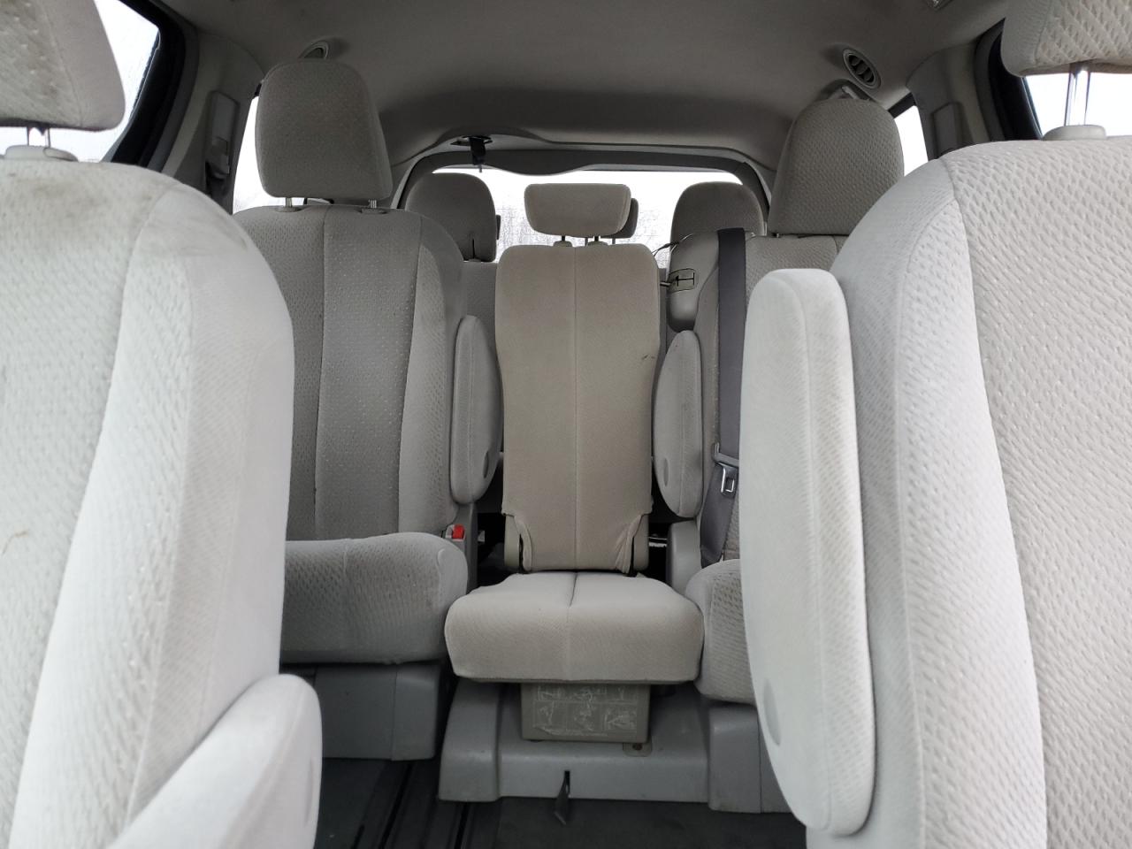 2011 Toyota Sienna - Image 10