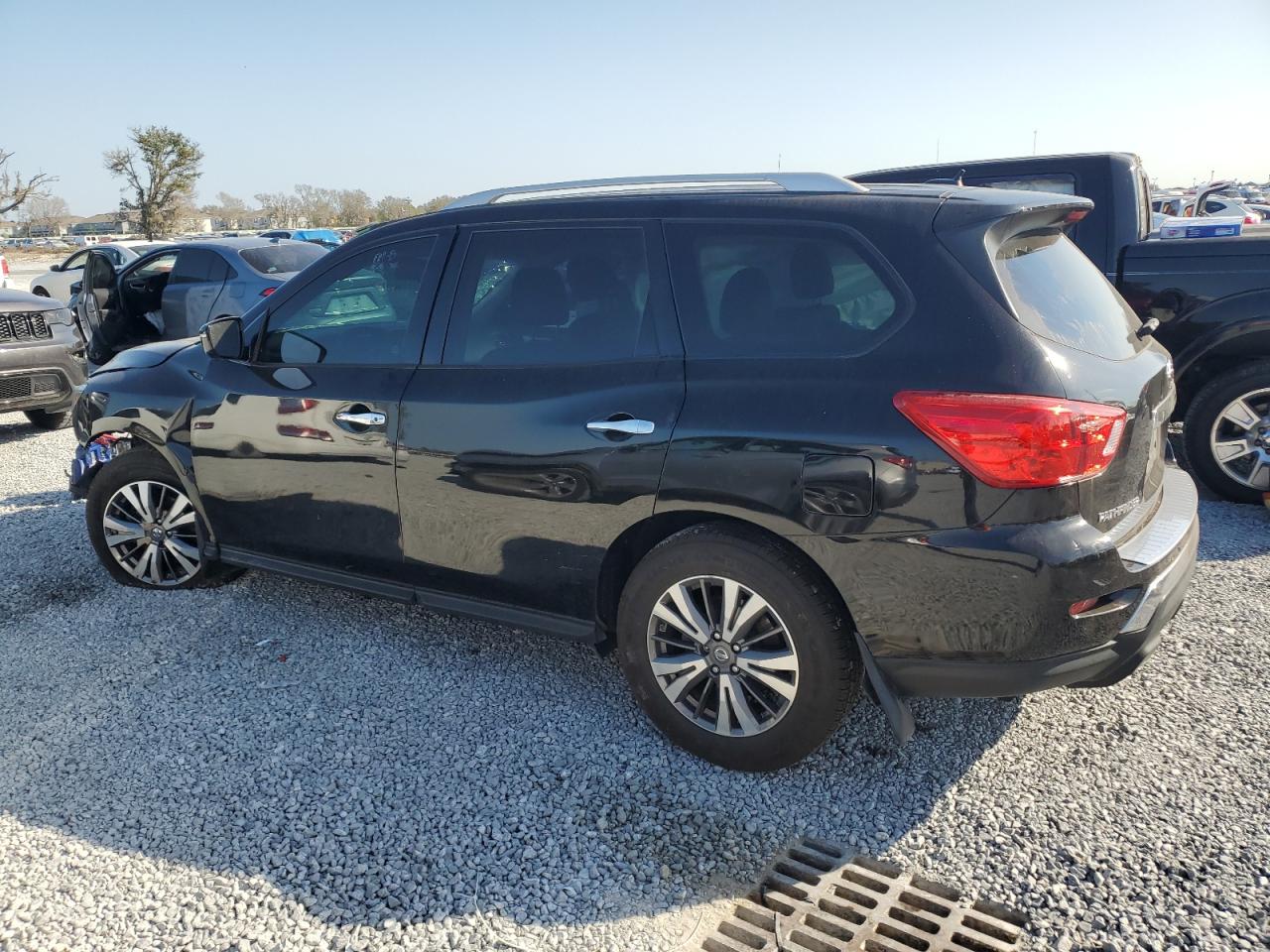 2017 Nissan Pathfinder - Image 2
