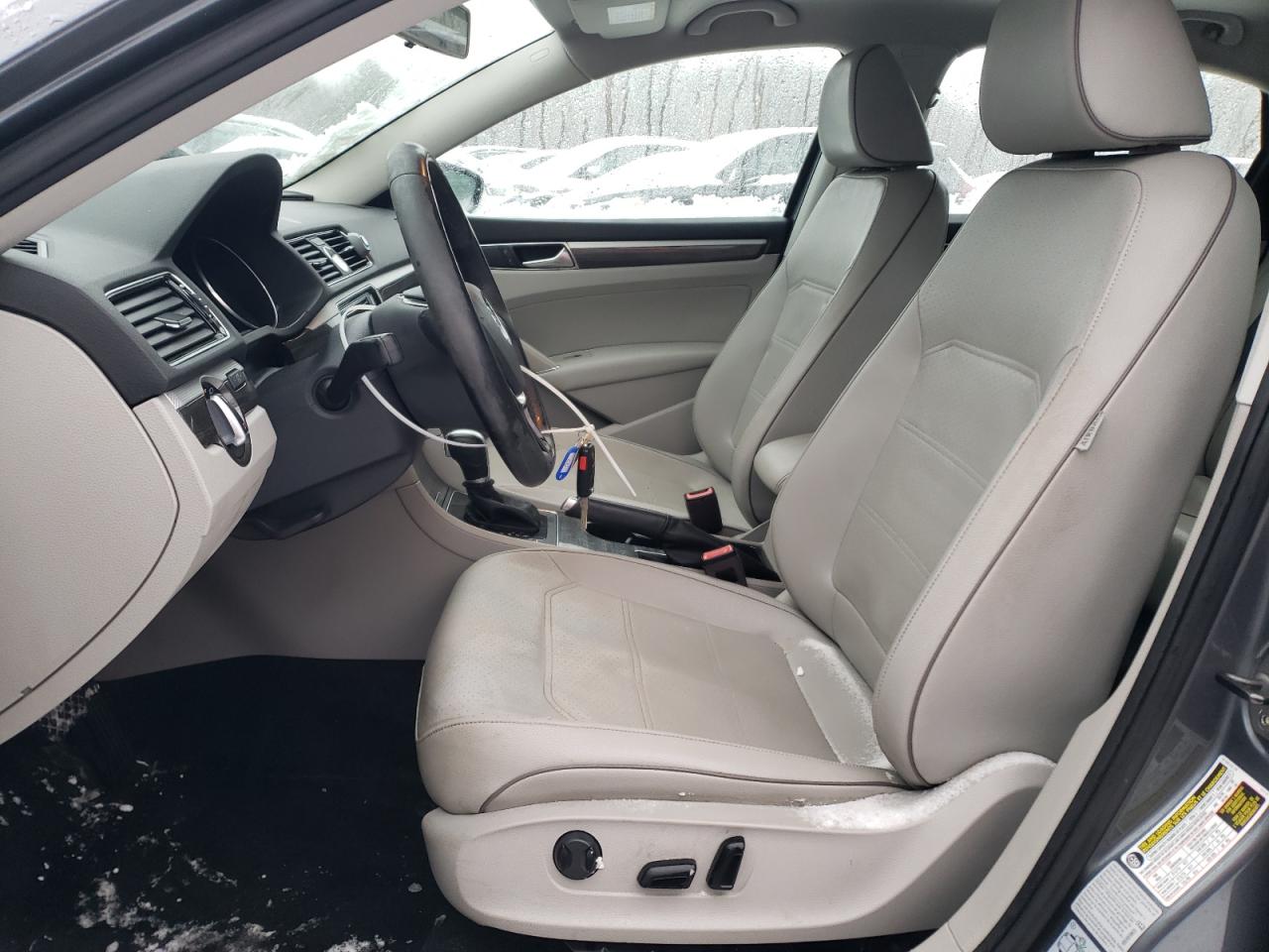 2017 Volkswagen Passat - Image 7