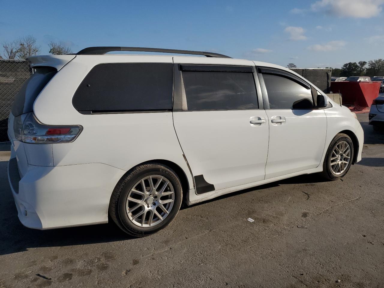 2011 Toyota Sienna - Image 3