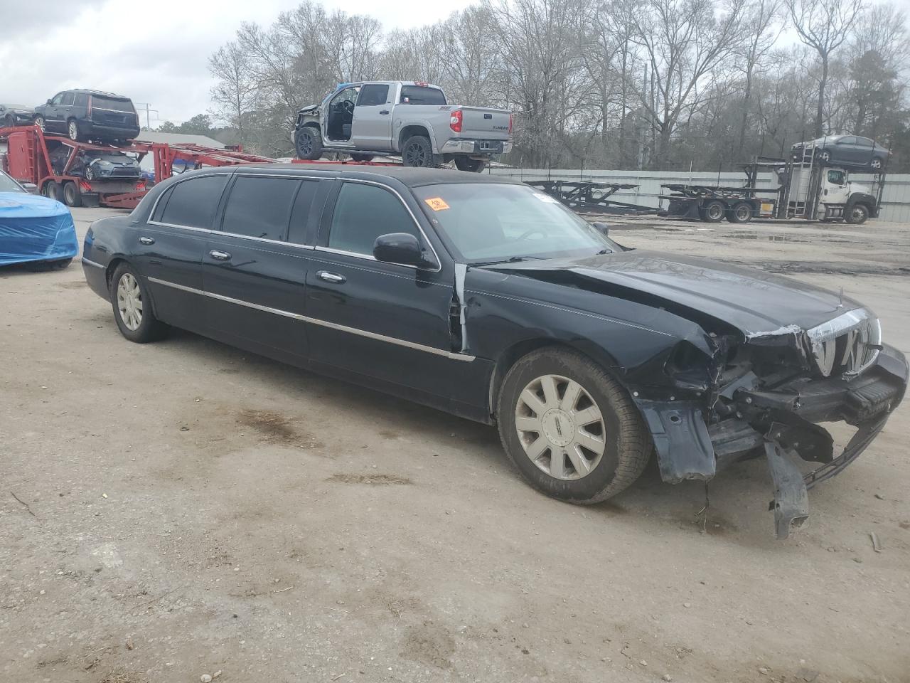 2003 Lincoln Town Car - Image 4