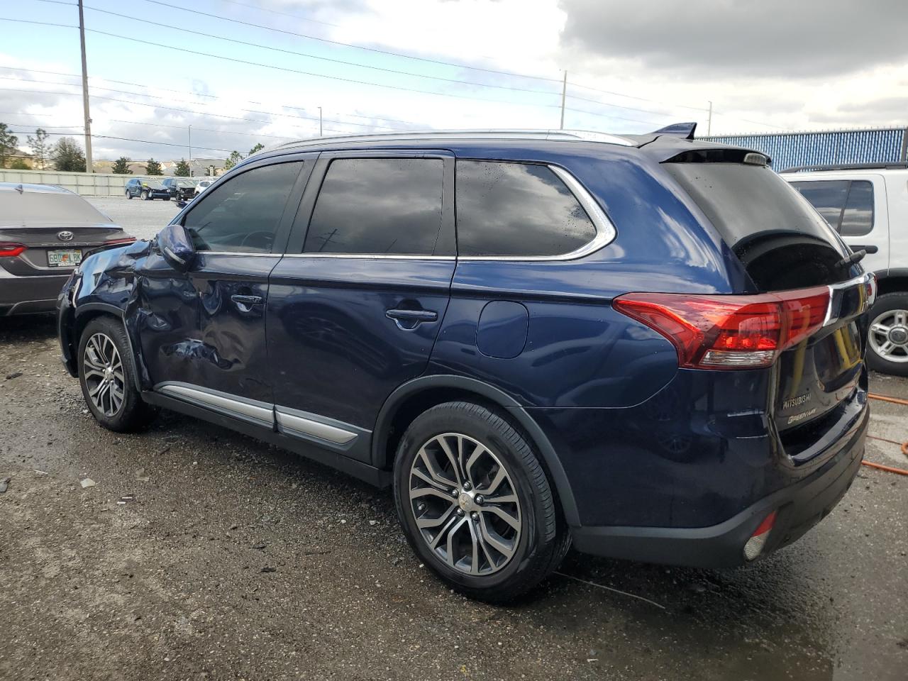 2017 Mitsubishi Outlander - Image 2