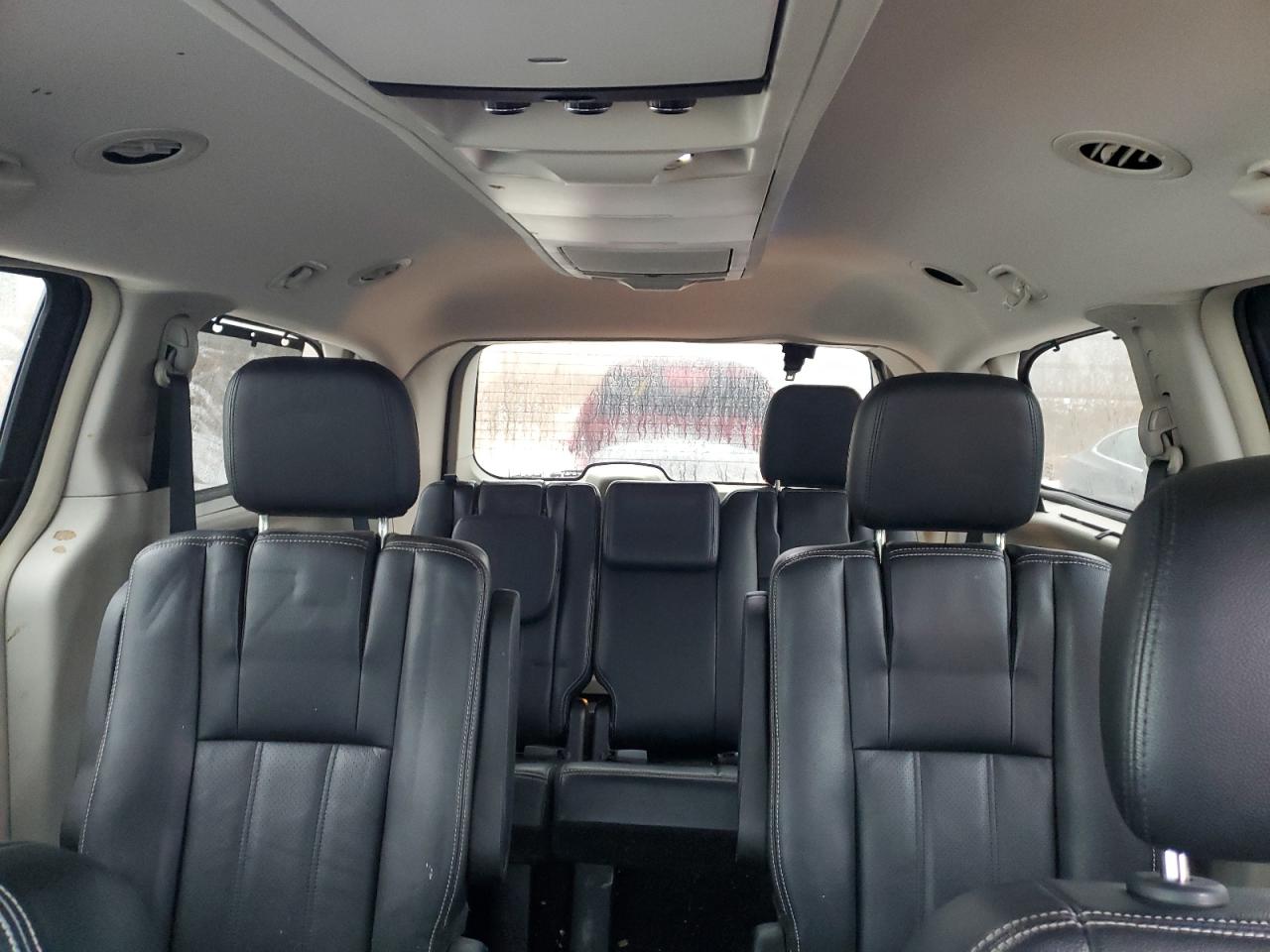 2013 Chrysler Town & Country - Image 10