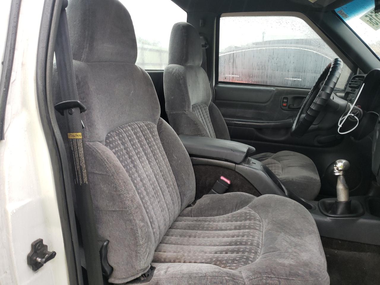 2001 Chevrolet S-10 Pickup - Image 10