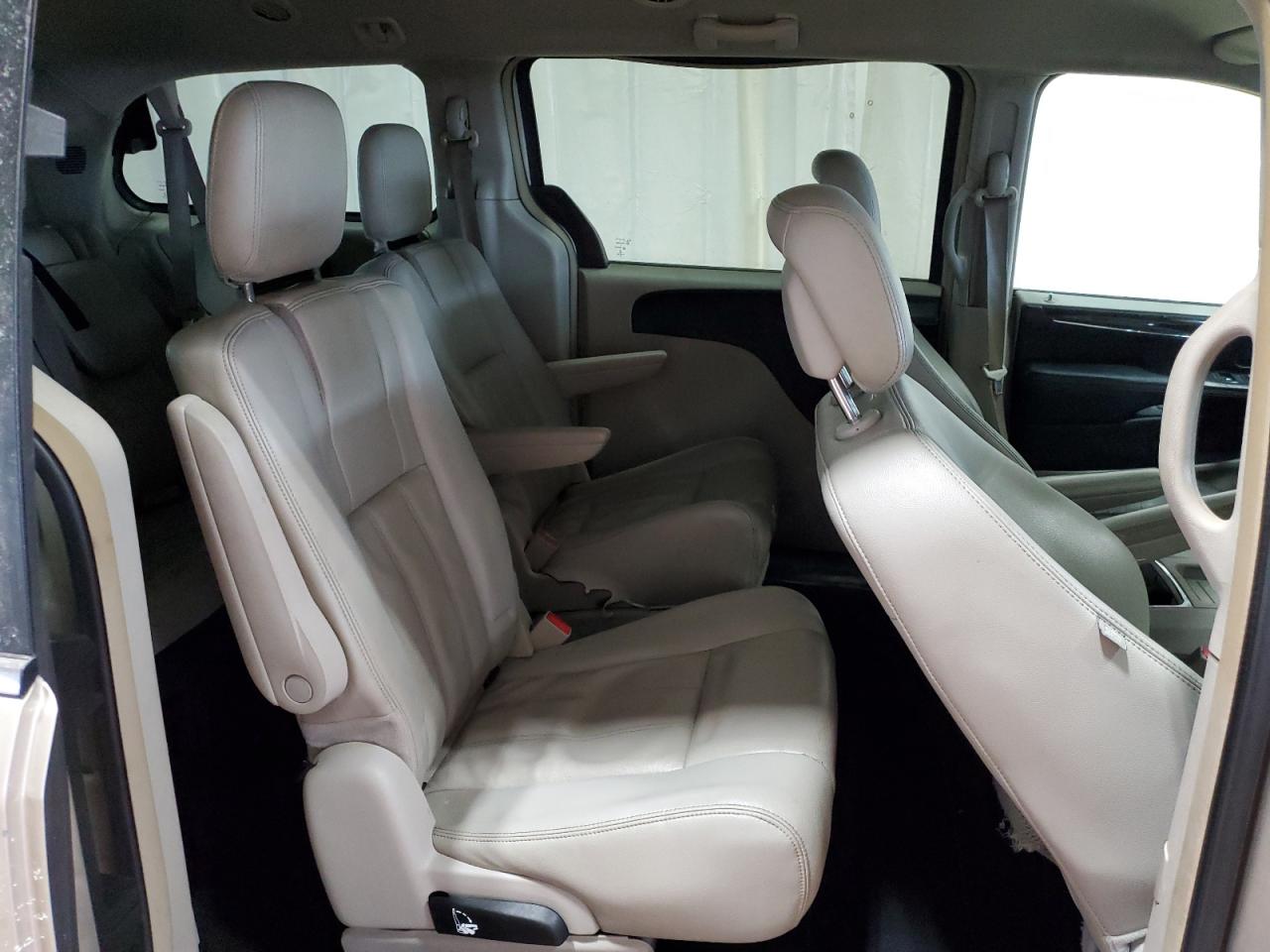 2013 Chrysler Town & Country - Image 11