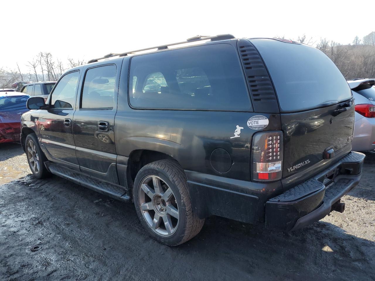 2004 GMC Yukon - Image 2