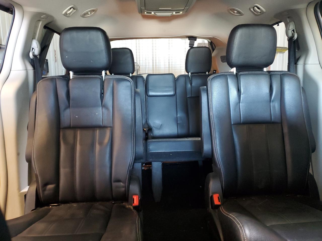 2014 Chrysler Town & Country - Image 10
