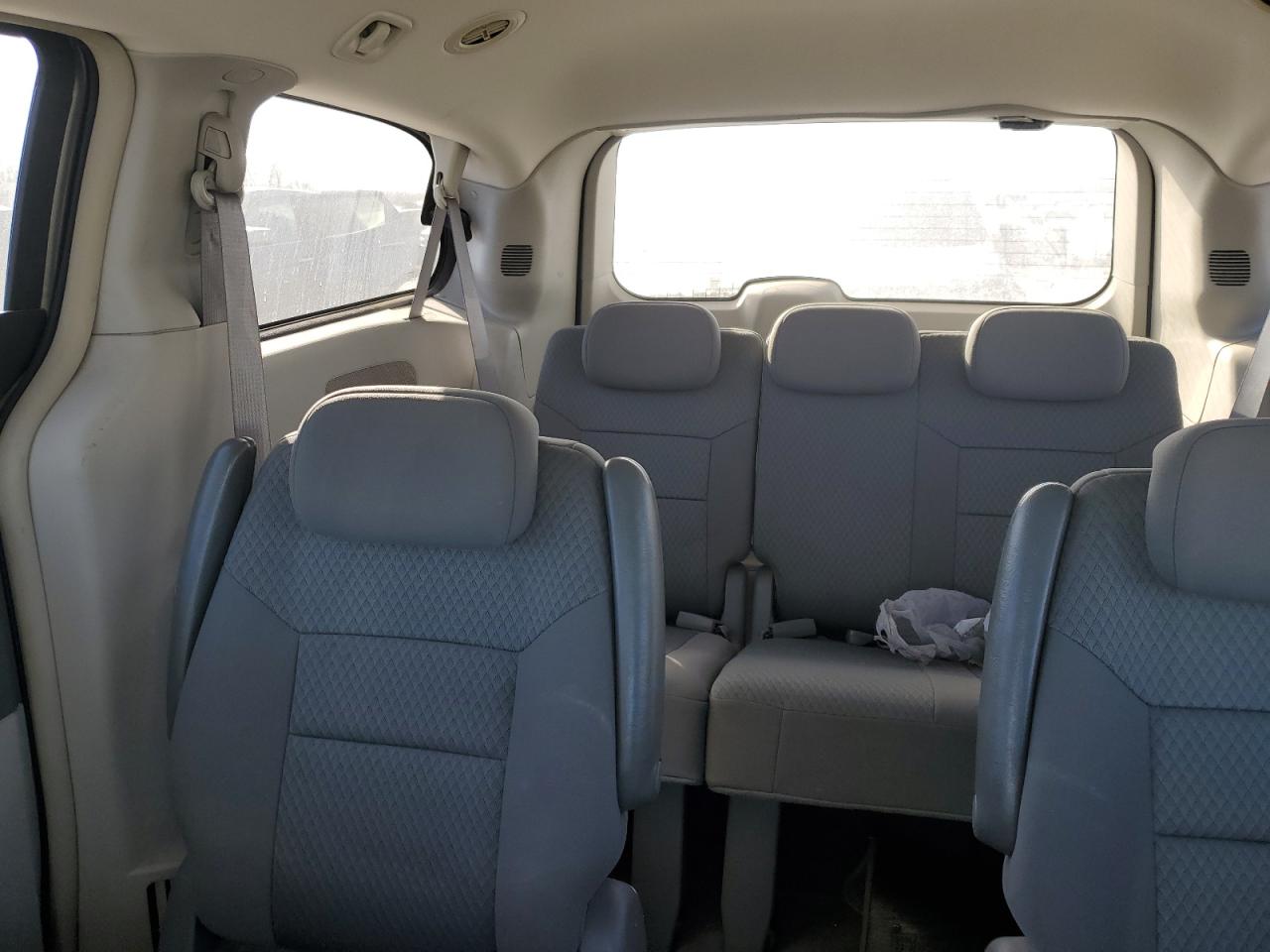 2010 Chrysler Town & Country - Image 10