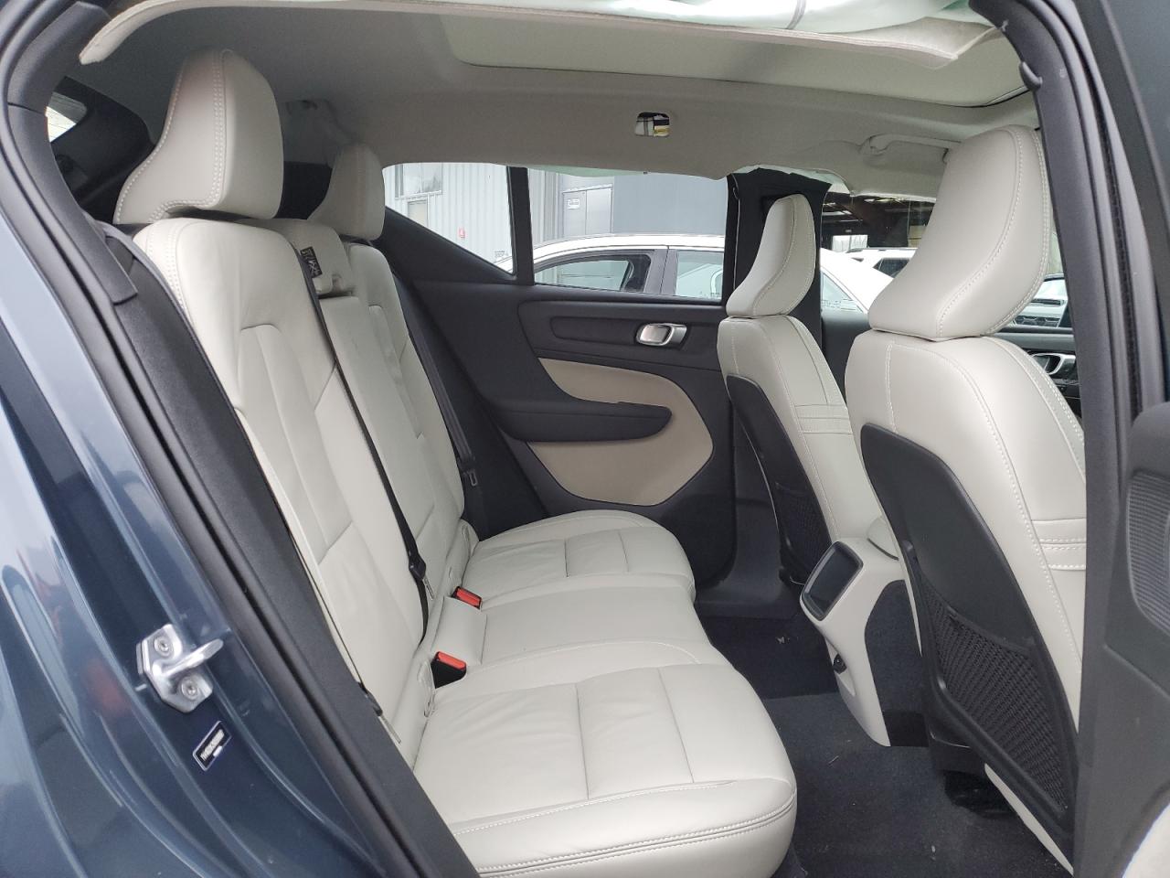 2022 Volvo XC40 - Image 11