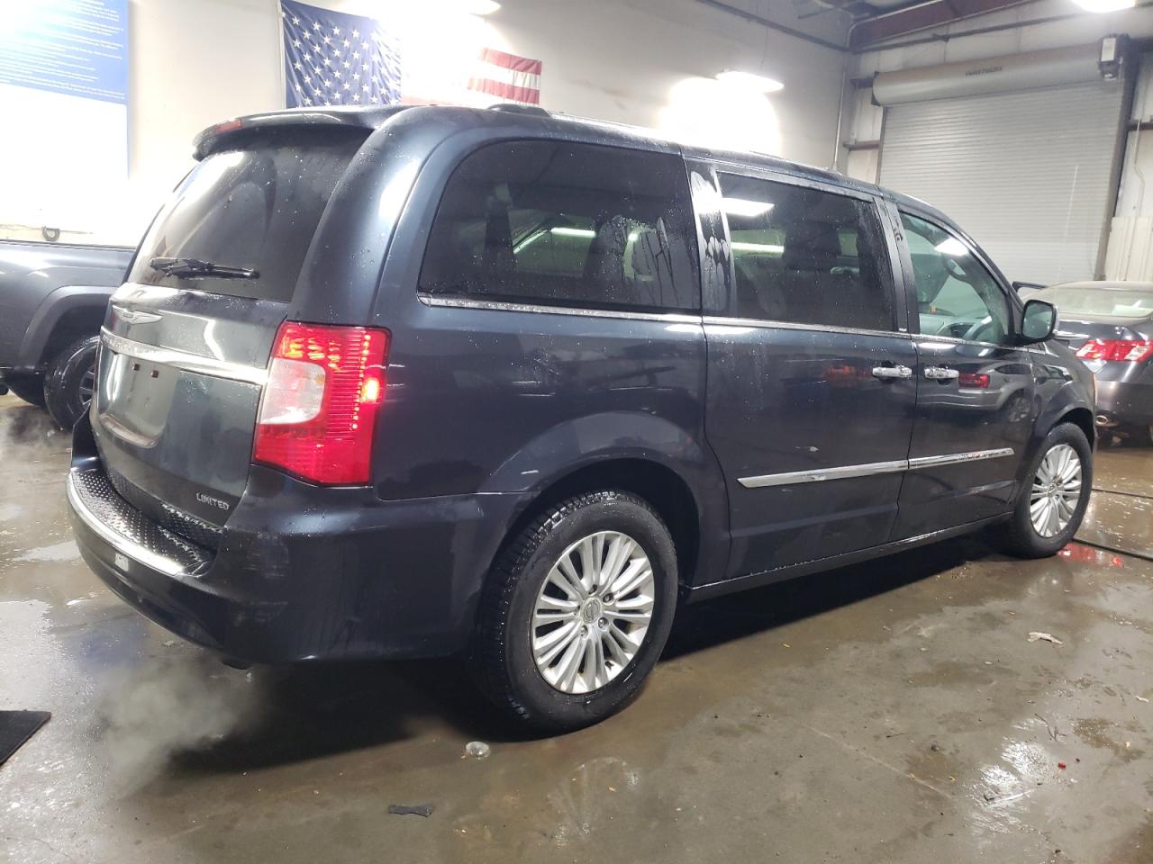 2014 Chrysler Town & Country - Image 3