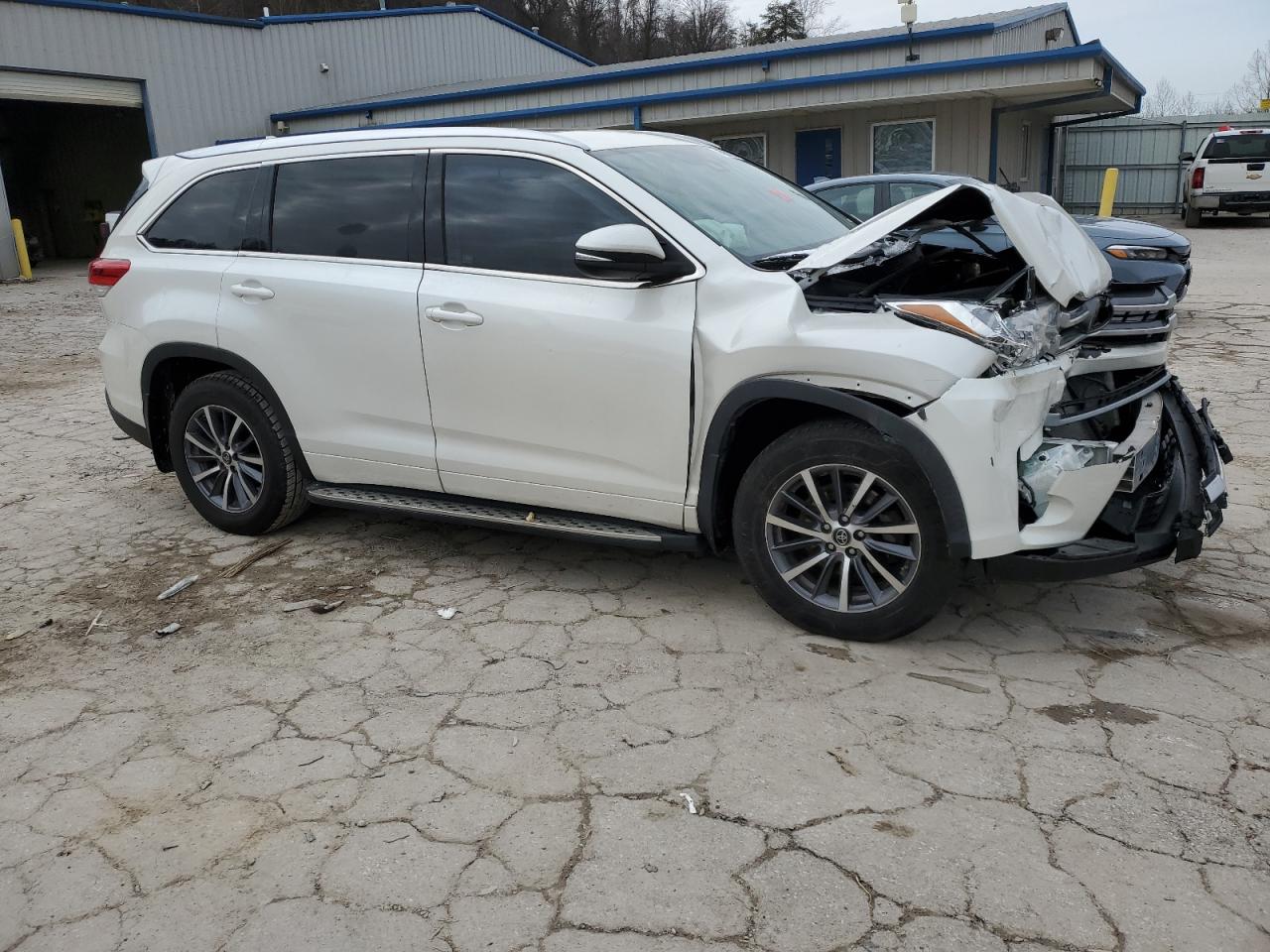 2017 Toyota Highlander - Image 4