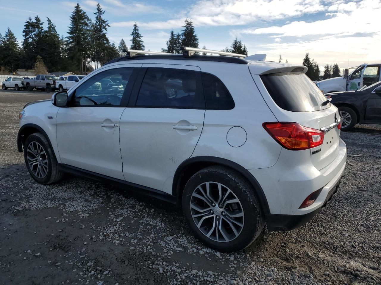 2019 Mitsubishi Outlander - Image 2