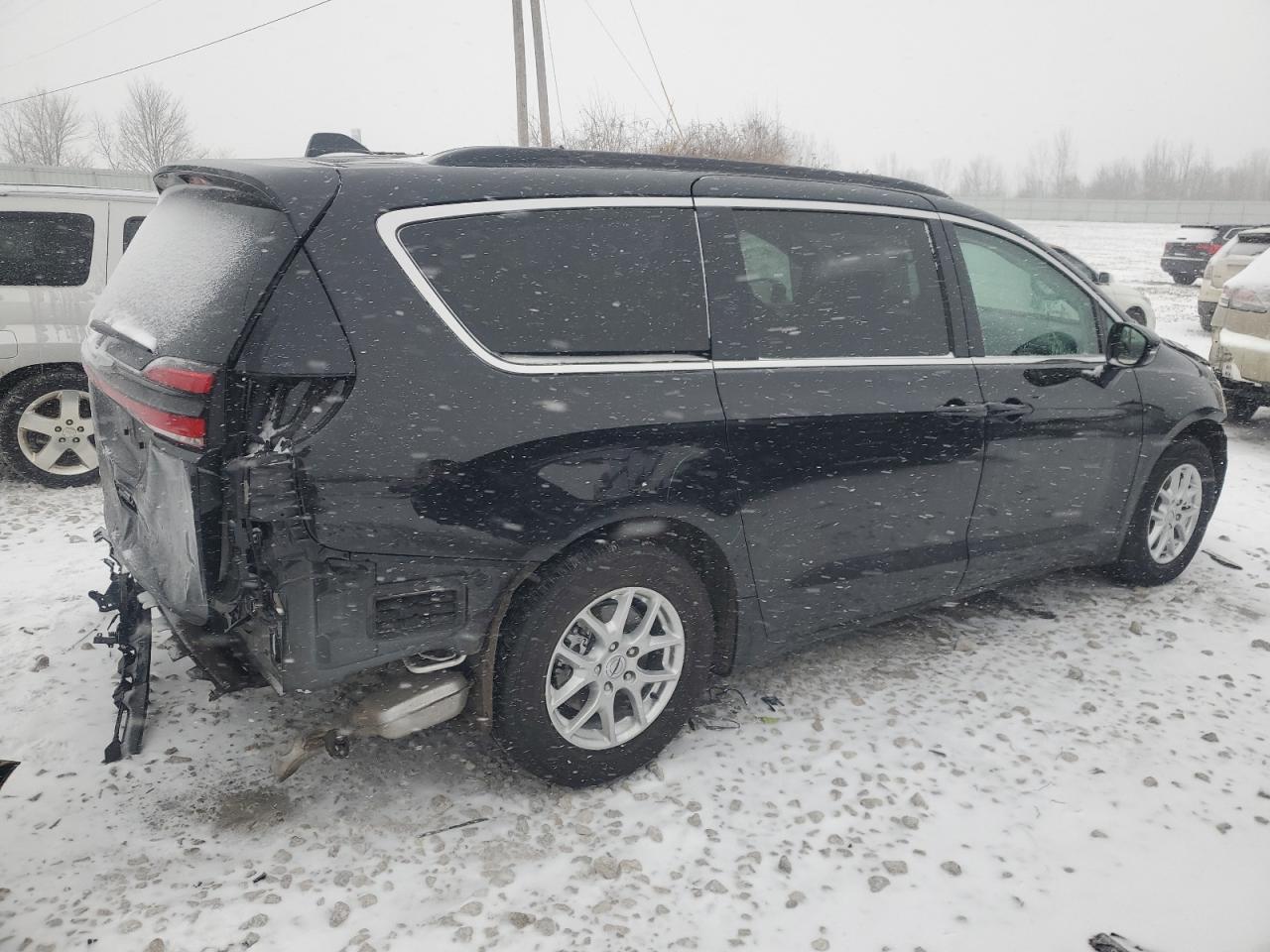 2022 Chrysler Pacifica - Image 3