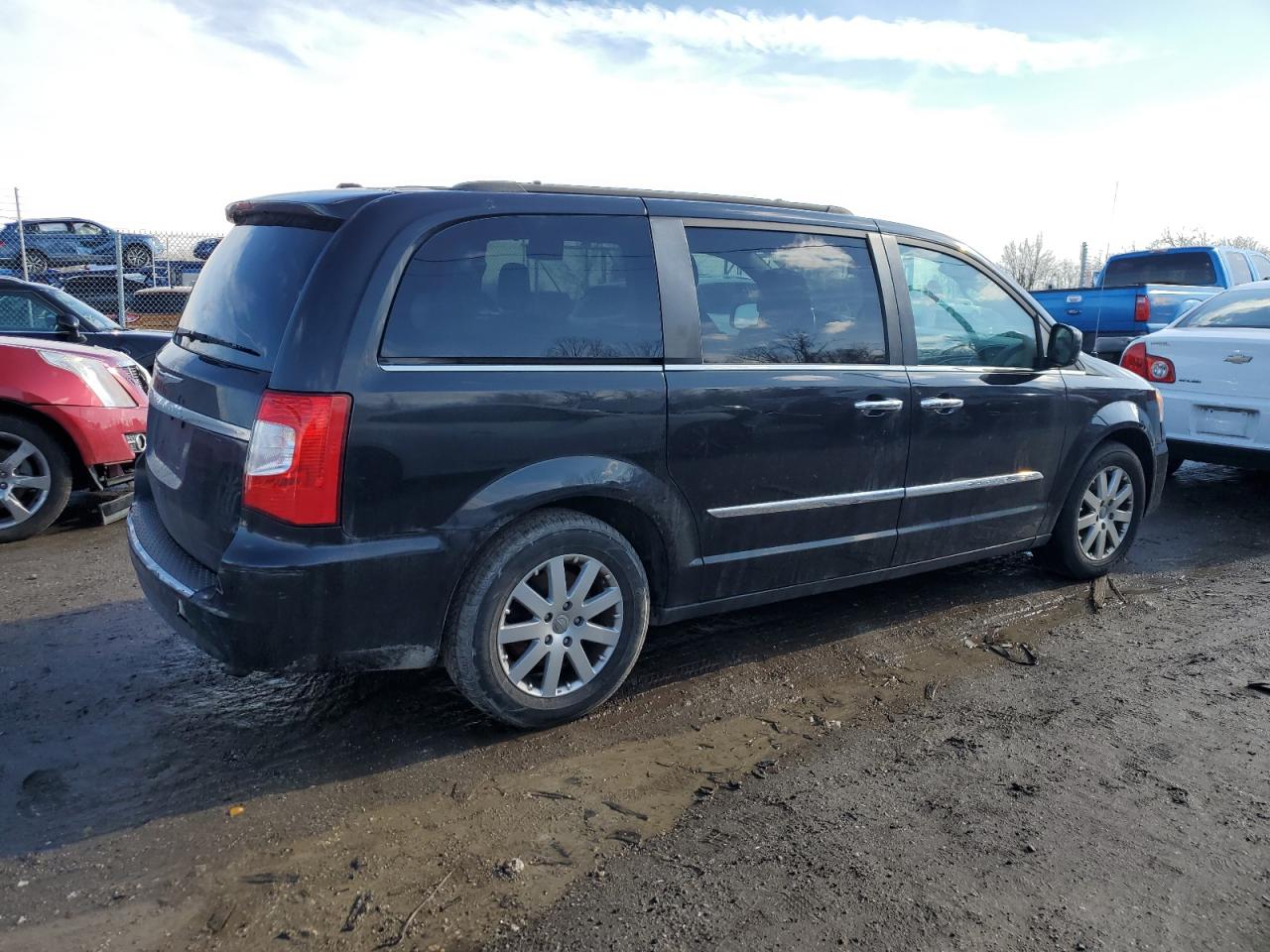 2015 Chrysler Town & Country - Image 3