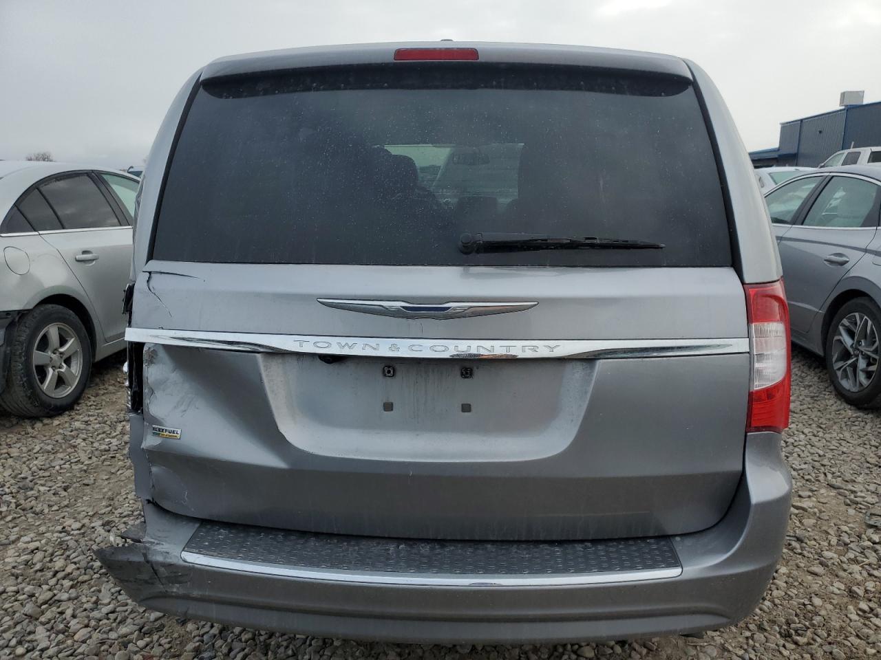 2016 Chrysler Town & Country - Image 6