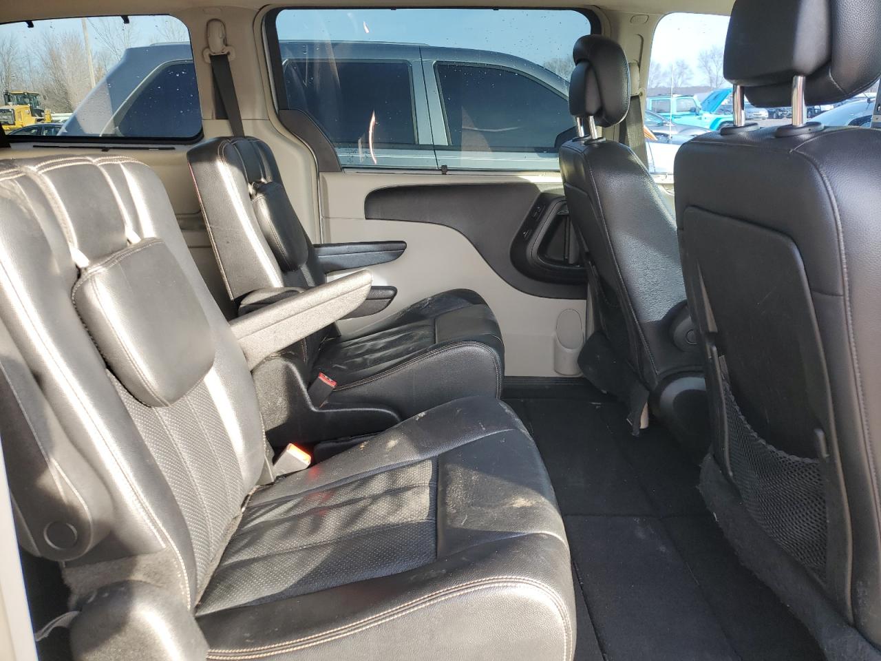 2014 Chrysler Town & Country - Image 11