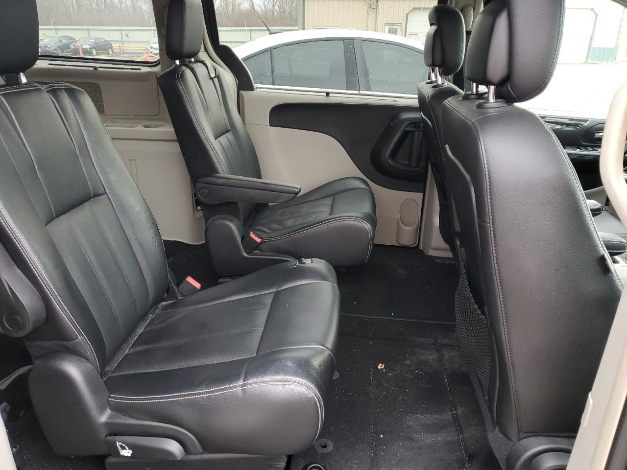 2015 Chrysler Town & Country - Image 10