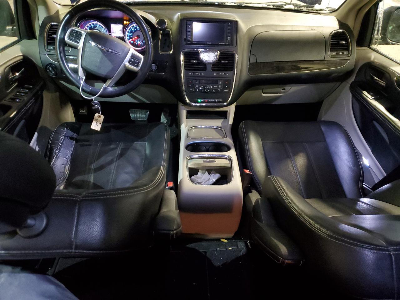 2013 Chrysler Town & Country - Image 8
