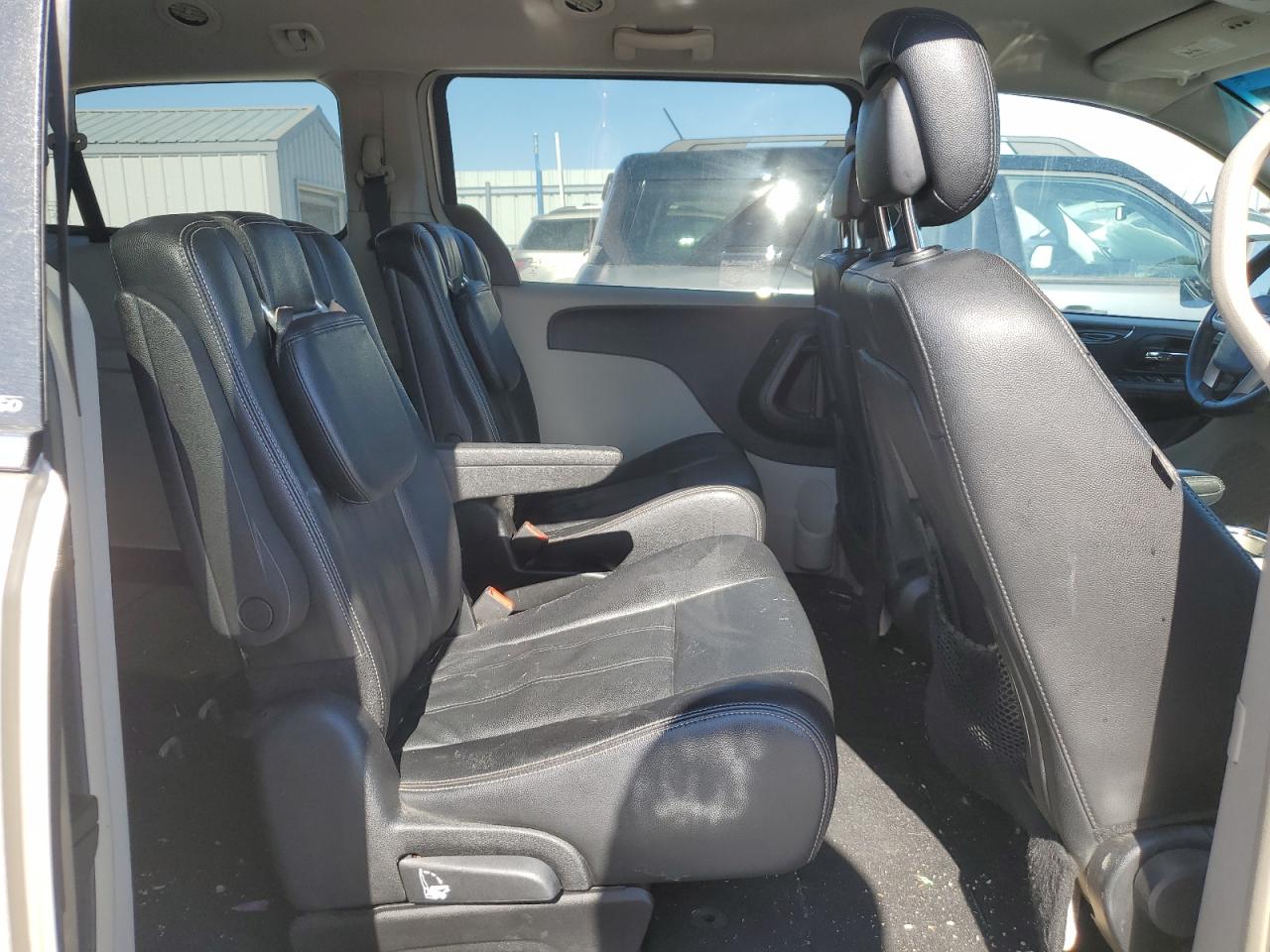 2014 Chrysler Town & Country - Image 11